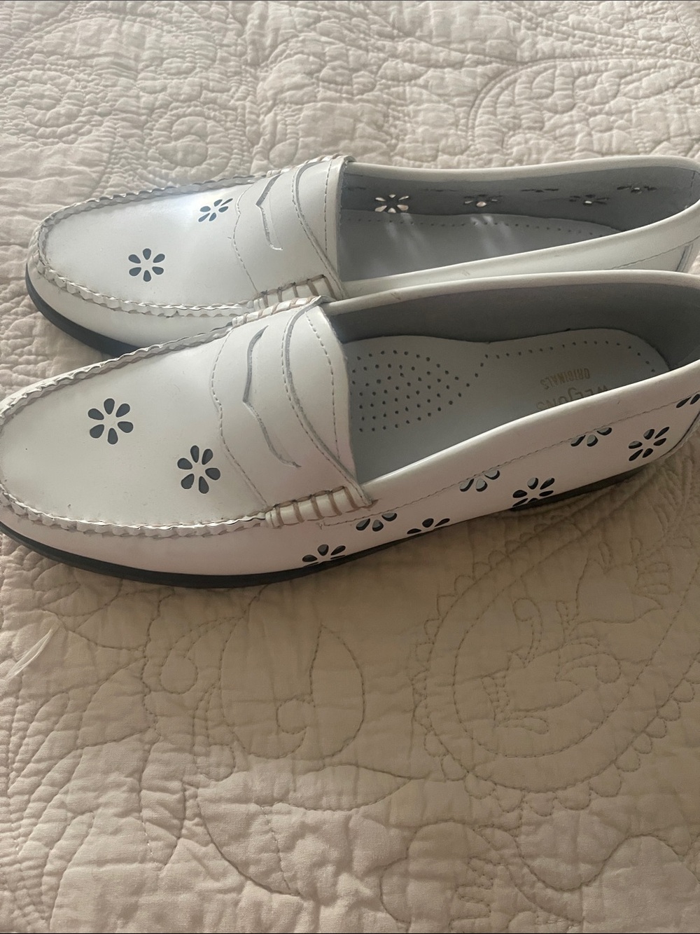 JR Bass Weejuns Women’s White Floral Perforated leather Loafers - Casual Slip-On
